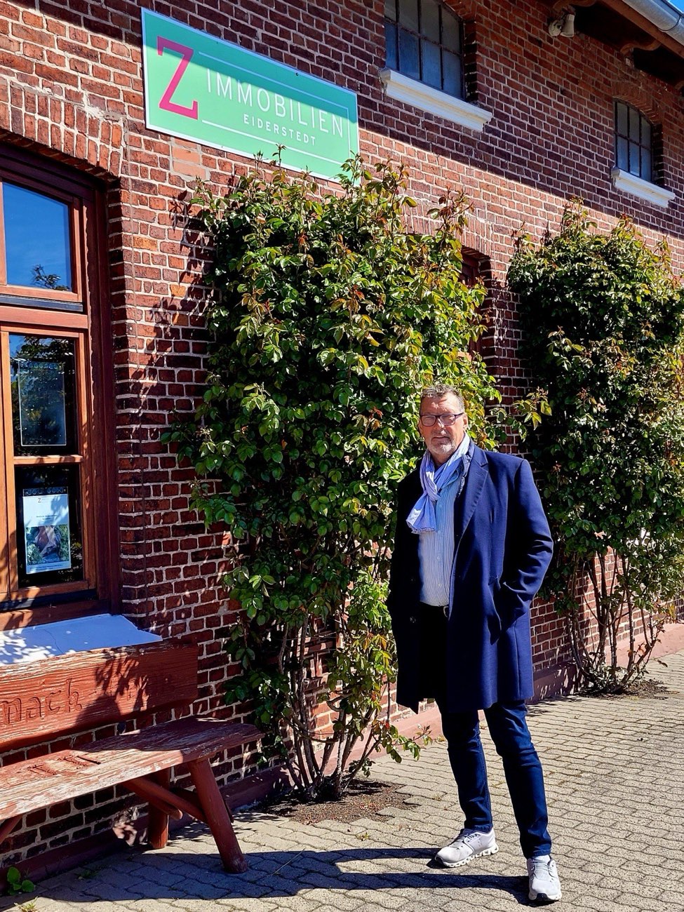 Peter-Martin Volquardsen vor seinem Kontor in Garding